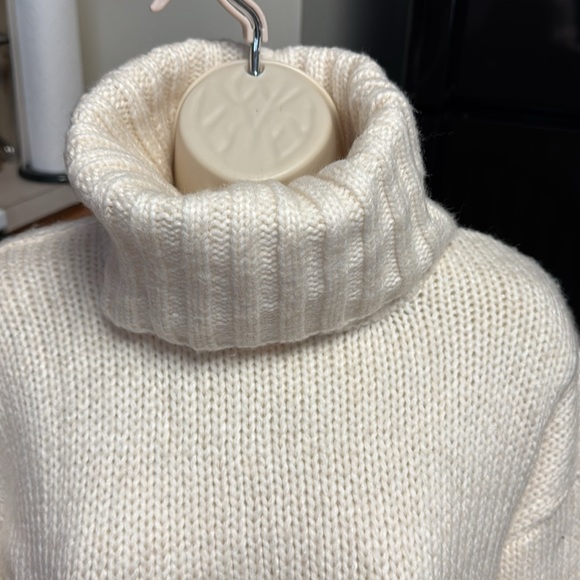 American Eagle NWT XS (S-M) oversize cream thick turtleneck knit sweater - Picture 3 of 8